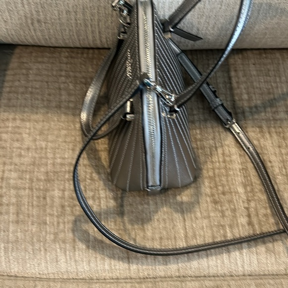 Kate Spade silver metallic leather domed shaped bag, 6 x 8 x 4 adjustable strap - Picture 4 of 9